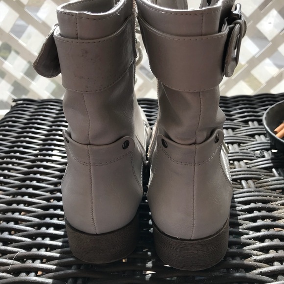 Ivory/beige ankle boots by Guess - Picture 4 of 7